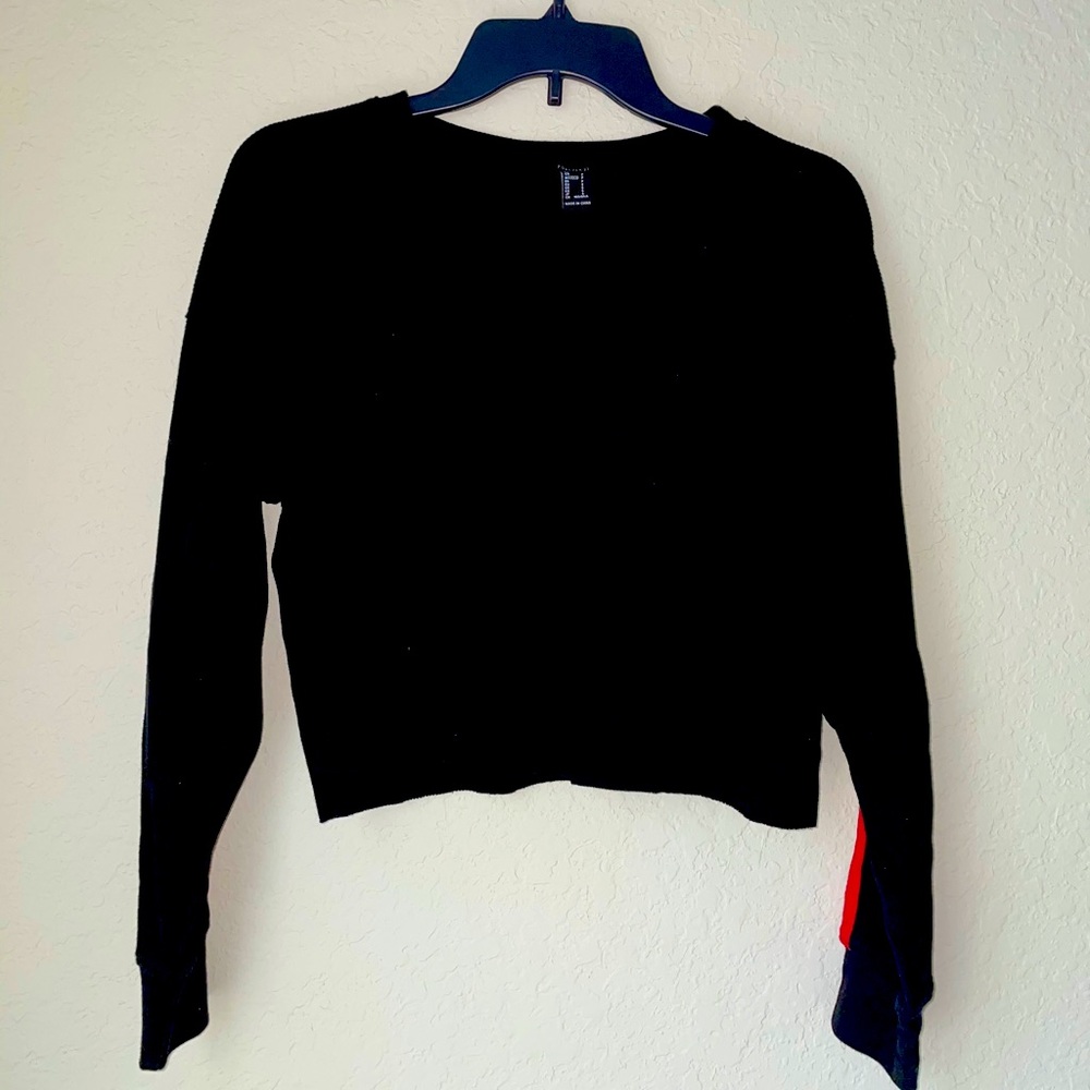 BLACK CROPPED LONG SLEEVE TOP
